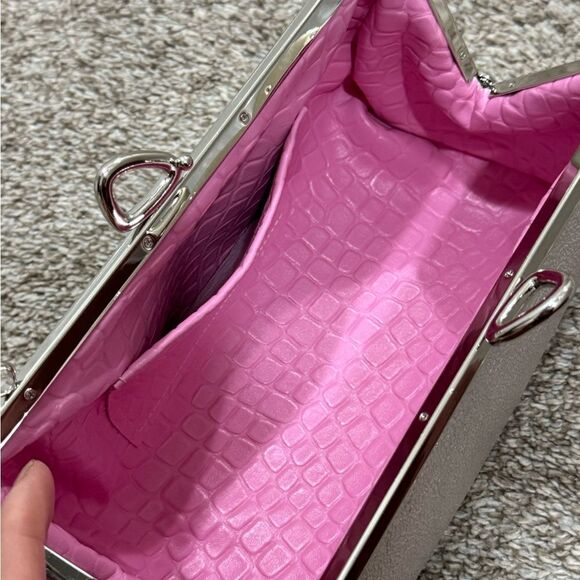 Metallic Pink Cowhide Leather Bowknot Shaped Kisslock Baguette Bag & Multi Use - Picture 15 of 16